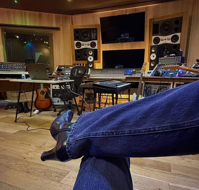 На новых фото Дуа показала студию, полную инструментов. Она усердно работает над музыкой.