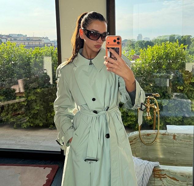 Дуа Липа излучала шик, показывая в Instagram кадры из студии, подогревая интерес к новому альбому.