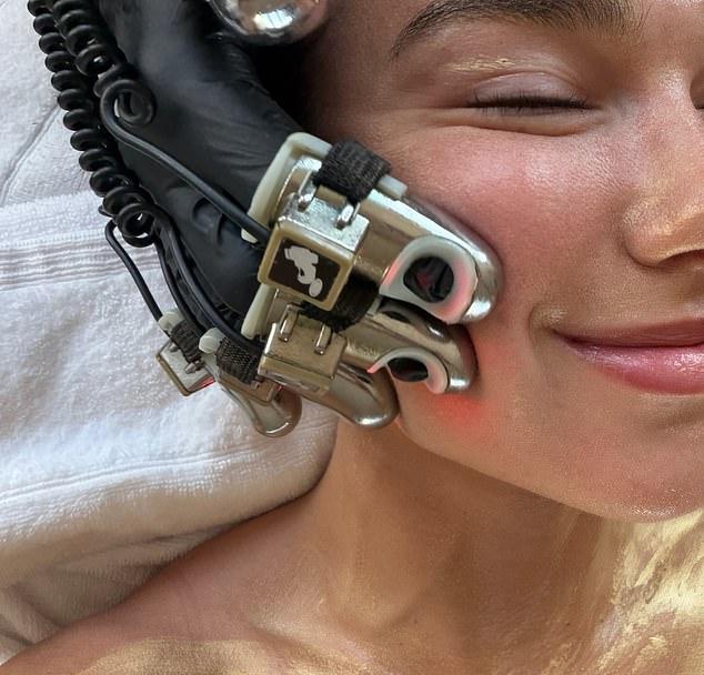 Певица насладилась процедурами: интенсивный роботизированный массаж лица для заботы о себе.