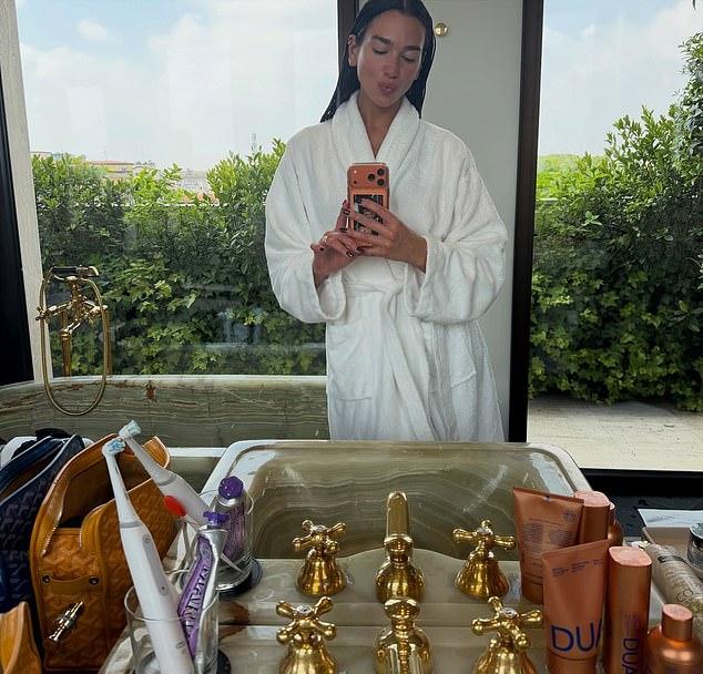 В другом кадре она позировала для селфи в зеркало в роскошном белом халате, делая уход за кожей.