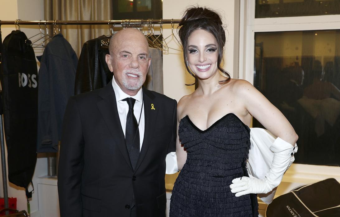 Билли и Алекса Рэй Джоэл вместе позируют на благотворительном концерте.