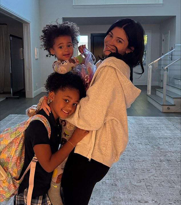 У Дженнер и Трэвиса Скотта дети: Сторми (8 лет) и Эйр (4 года).