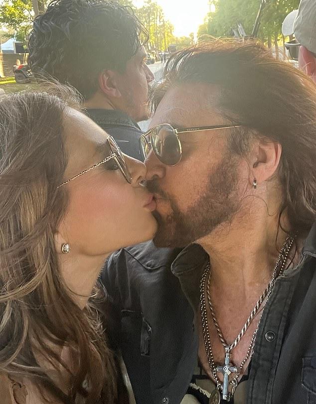 Элизабет Хёрли и Билли Рэй Сайрус: Страстный Поцелуй на Фестивале Stagecoach