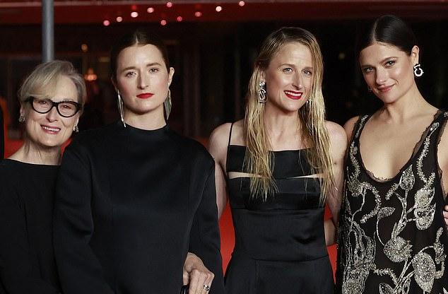 Стрип с дочерьми Грейс, Мэми и Луизой (слева направо) в 2023 году.