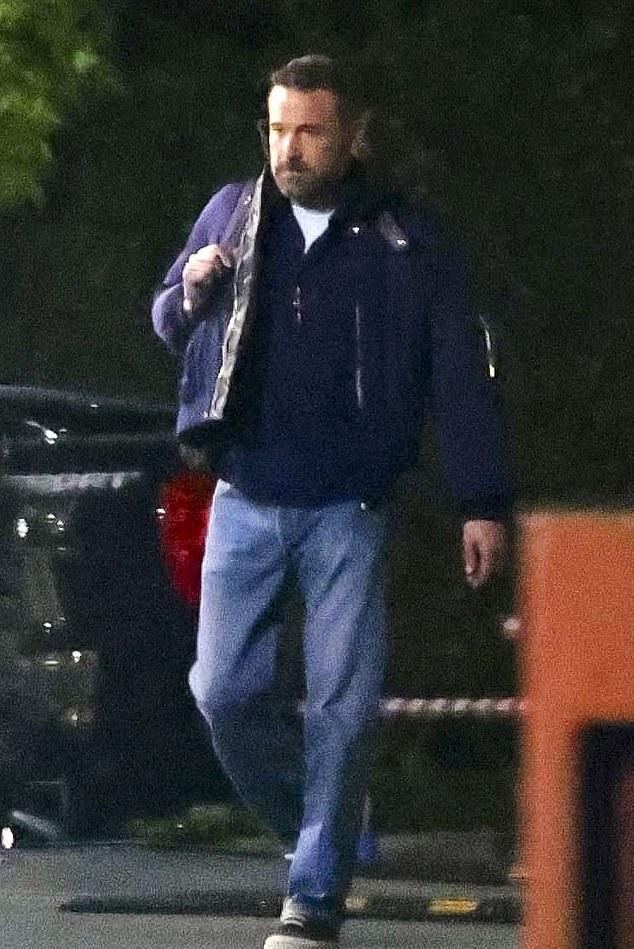 Бен Аффлек в пятницу вечером в Лос-Анджелесе выбрал непринужденный образ.