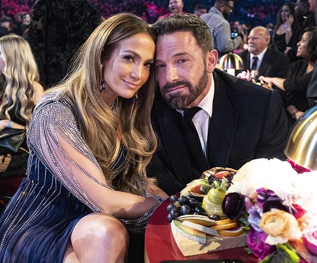 Бен Аффлек появился один после того, как «отказался от своей доли» в супружеском особняке стоимостью $61 млн, который он делил с бывшей женой Дженнифер Лопес