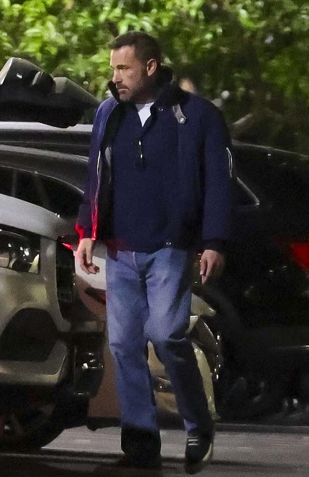 Укутавшись в слои, он вышел на прогулку: синий бомбер, водолазка и джинсы.