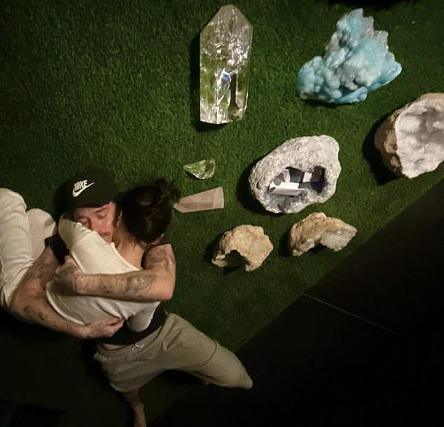 Бруклин Бекхэм (27) крепко обнял жену Николу Пельтц (31) во время практики кристальной терапии у них дома в Лос-Анджелесе.