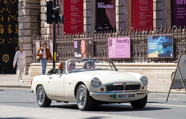 Британская модель, любительница винтажных авто, прокатилась по Пикадилли с другом.