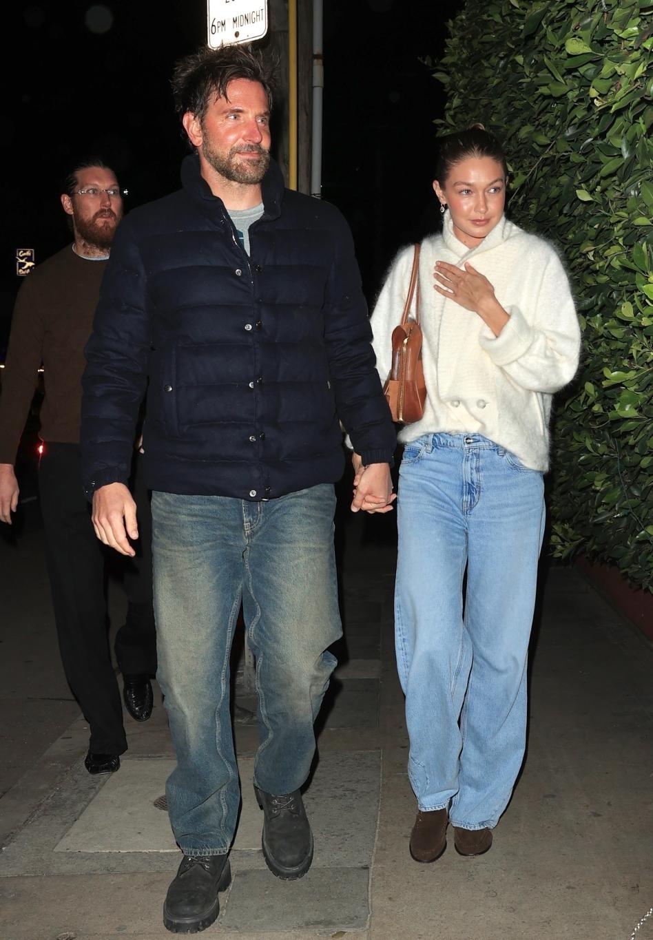 Брэдли Купер и Джиджи Хадид запечатлены держащимися за руки, выходящими из ресторана ночью.