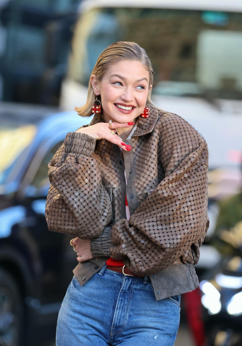 Джиджи Хадид получила особенный цветочный подарок от Брэдли Купера на свой 31-й день рождения