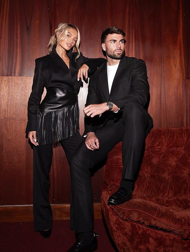 Примерно через четыре месяца пара свяжет себя узами брака перед близкими в Испании.