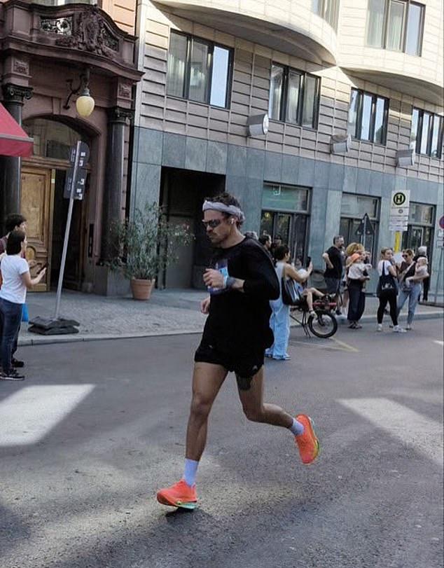 Гарри, 32 года, известен своей страстью к бегу, участвуя в марафонах под псевдонимами, чтобы побыть наедине с мыслями и сбросить бремя славы.