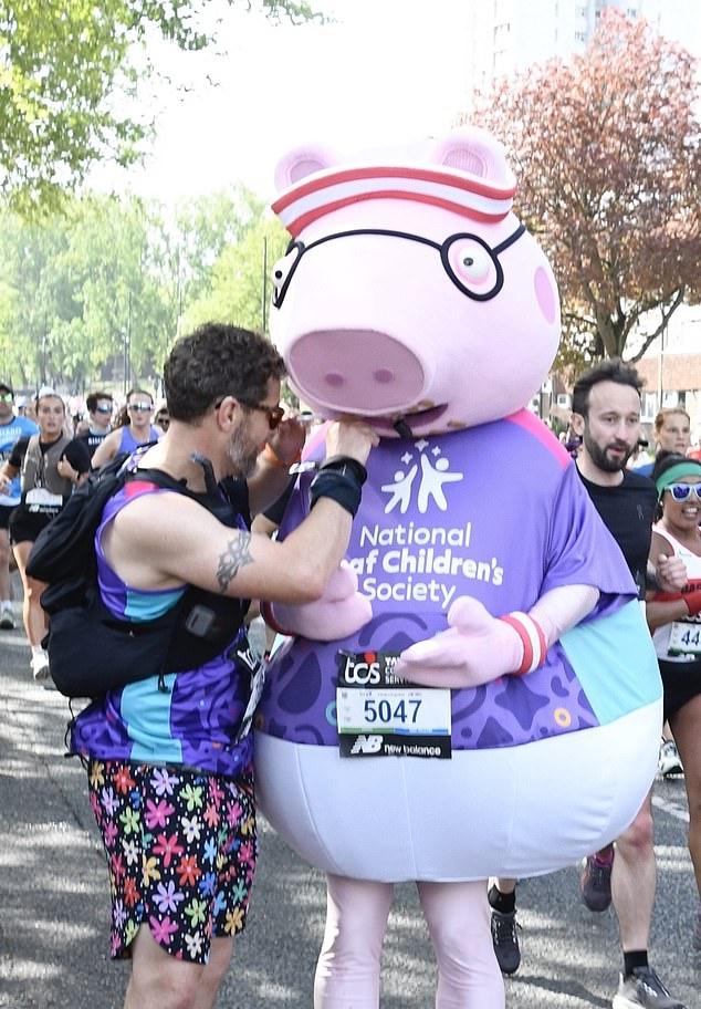 Фанаты Гарри Стайлса уверены: певец замаскировался под Папу Свинку для Лондонского марафона.