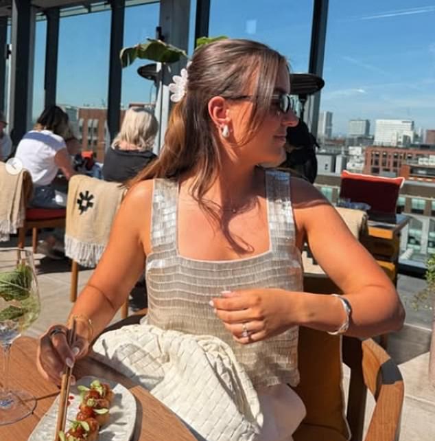 Зои Рэй Хейг отметила свой 30-й день рождения с друзьями, но ее беременная сестра Молли Мэй нигде не была замечена, пока Зои публиковала снимки с шумного торжества