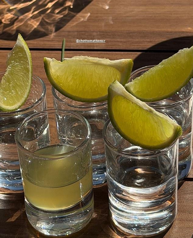 Зои, явно отпраздновав ночь, поделилась фото текилы и лимончелло.