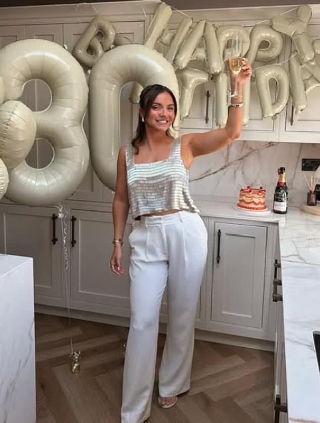 Зои Хэйг отметила 30-летие с друзьями. Сестра Молли Мэй не присутствовала, отправив фото в Instagram в субботу.