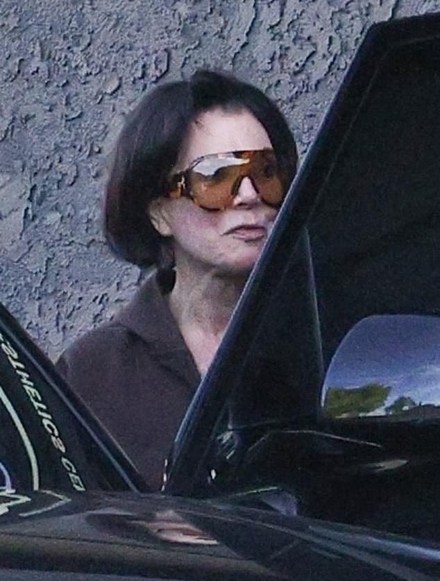 Кто эта милая старушка? Крис Дженнер была практически неузнаваема, покидая спа-салон в Лос-Анджелесе