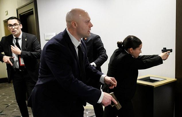 Полиция на ужине корреспондентов Белого дома, 25 апреля 2026 г., Вашингтон.