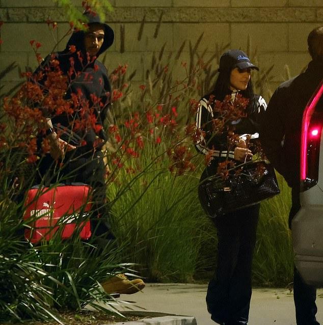 Ким Кардашьян Заметили в Лос-Анджелесе в Воскресенье Вечером После Прибытия Частным Самолетом из Лондона