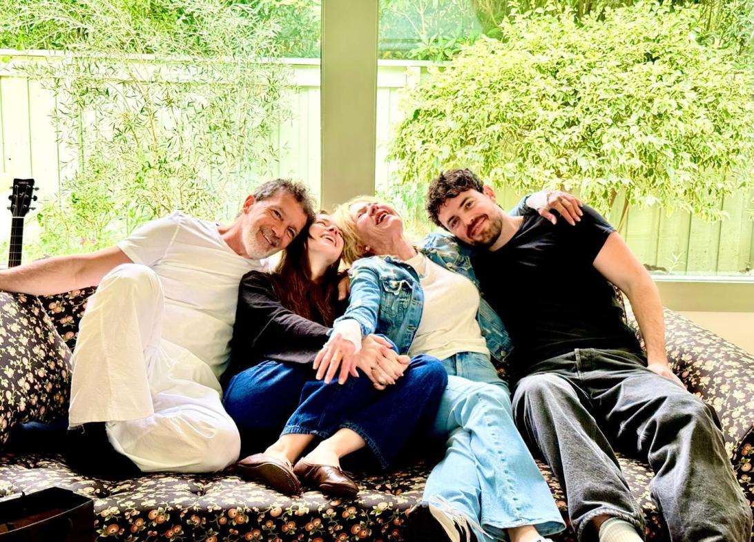 Мелани Гриффит и Антонио Бандерас с семьей на диване.