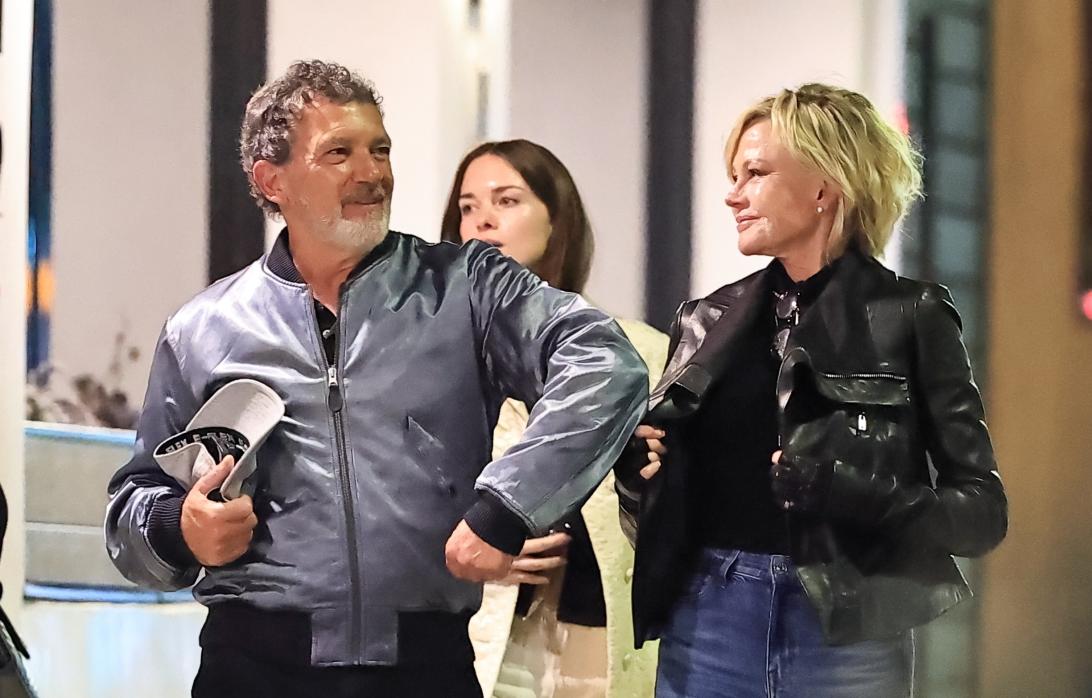 Антонио Бандерас и Мелани Гриффит с ребенком покидают ужин в Matsuhisa.