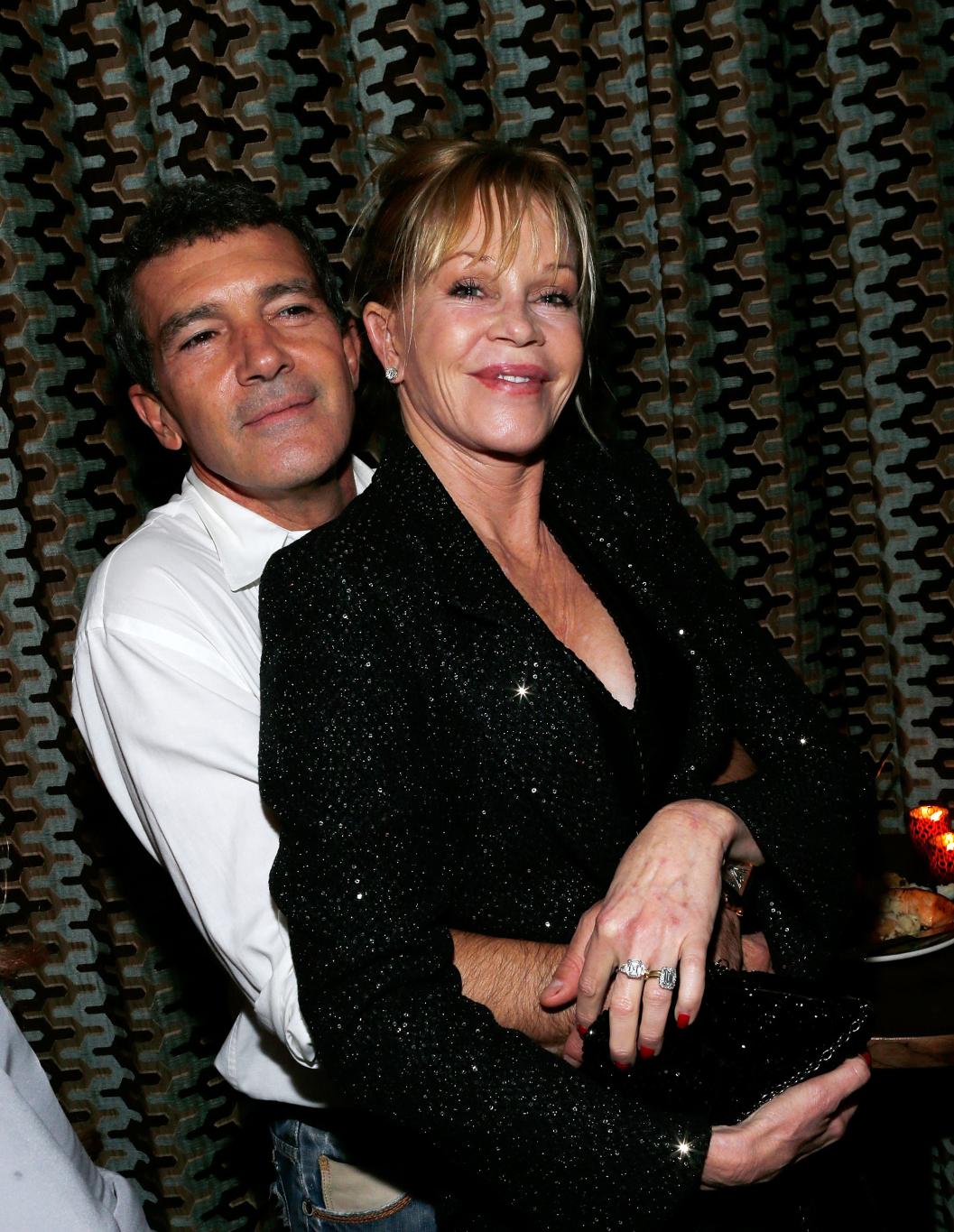 Антонио Бандерас и Мелани Гриффит обнялись на вечеринке.