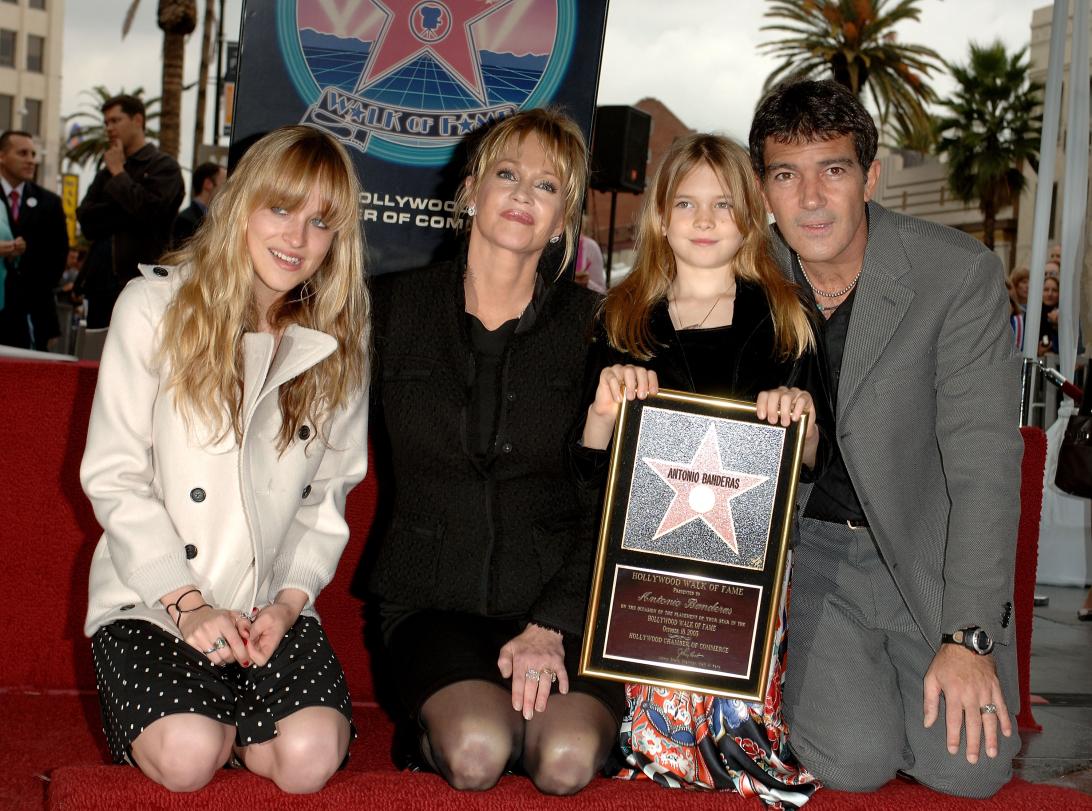 Дакота Джонсон, Мелани Гриффит и Стелла Бандерас позируют с Антонио Бандерасом у его звезды на Аллее славы.