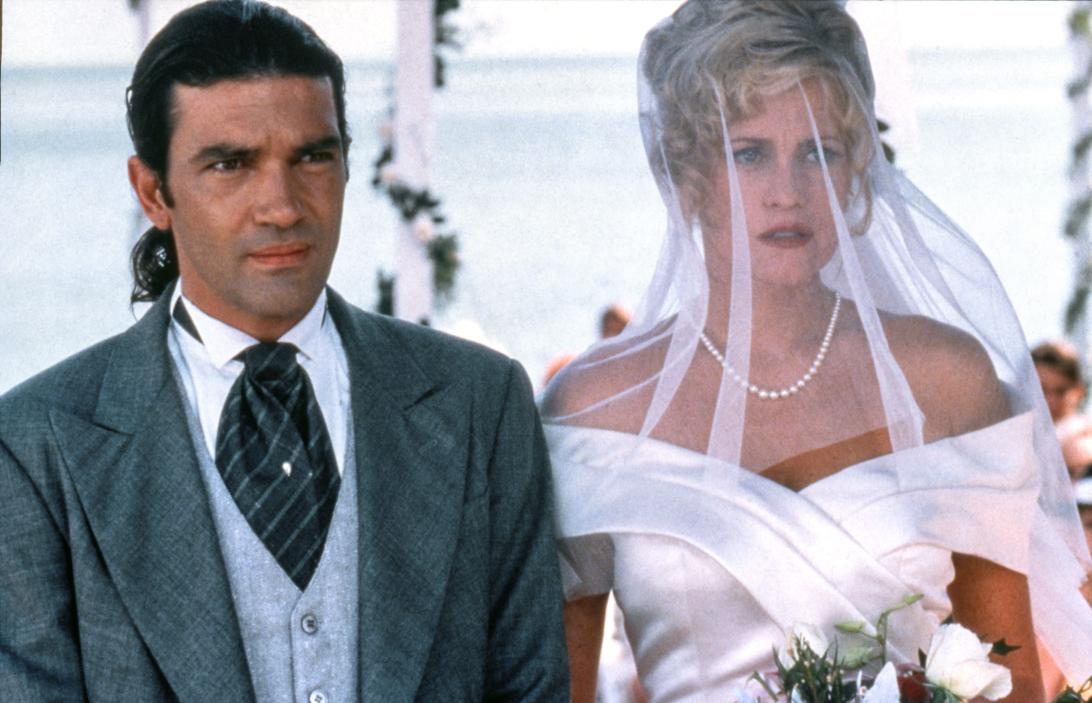 Антонио Бандерас в костюме, Мелани Гриффит – в свадебном платье с фатой.