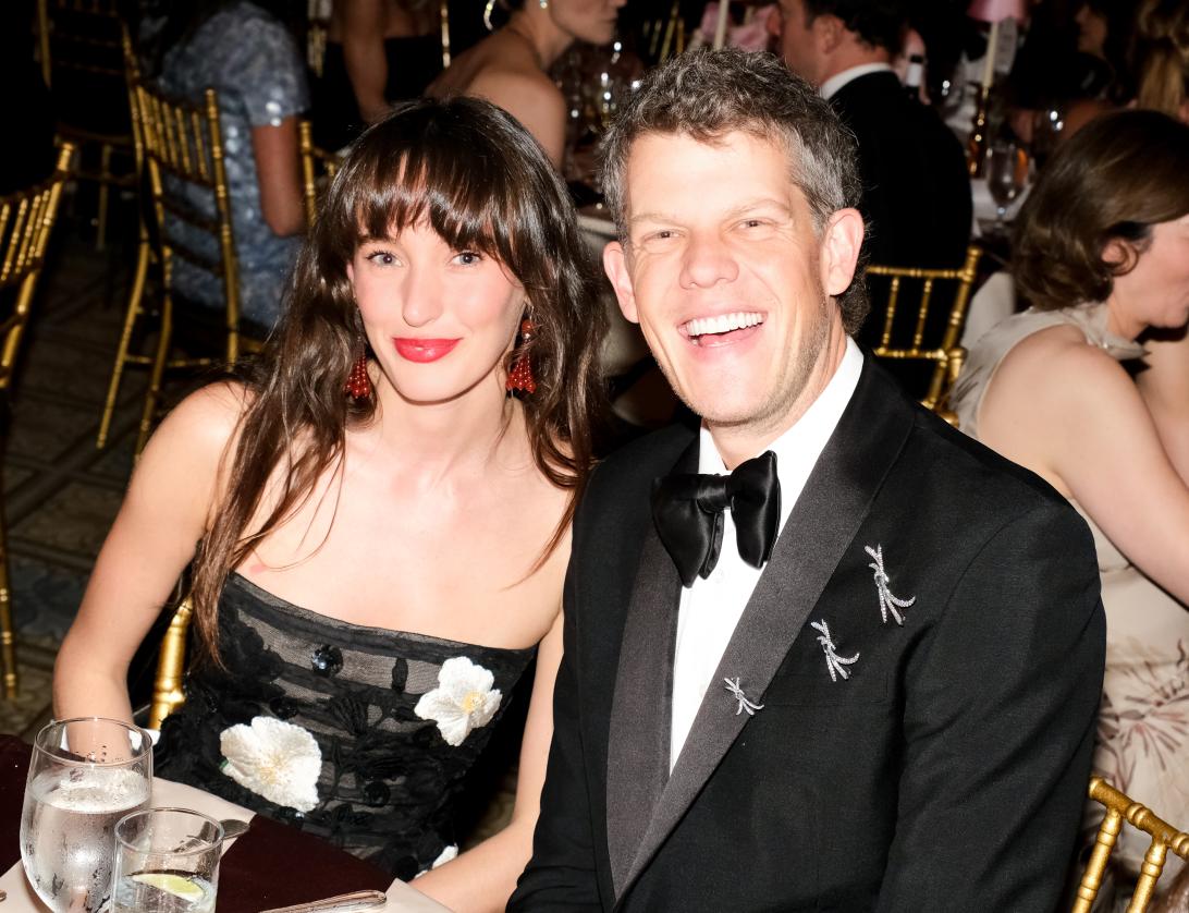 **Минти Меллон и Уэс Гордон с улыбками на официальном мероприятии.**