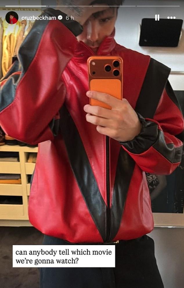 Круз Бекхэм нарядился Майклом Джексоном для похода в кино на байопик певца.