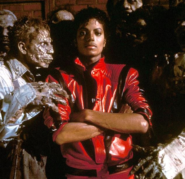 Крутой образ: 21-летний сын Бекхэмов в культовой кожаной куртке Майкла Джексона из клипа Thriller.