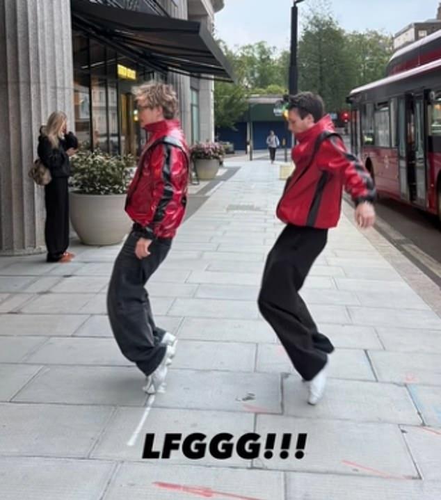 Крус показал в сторис свой костюм и спросил: "Кто угадает, какой фильм будем смотреть?"