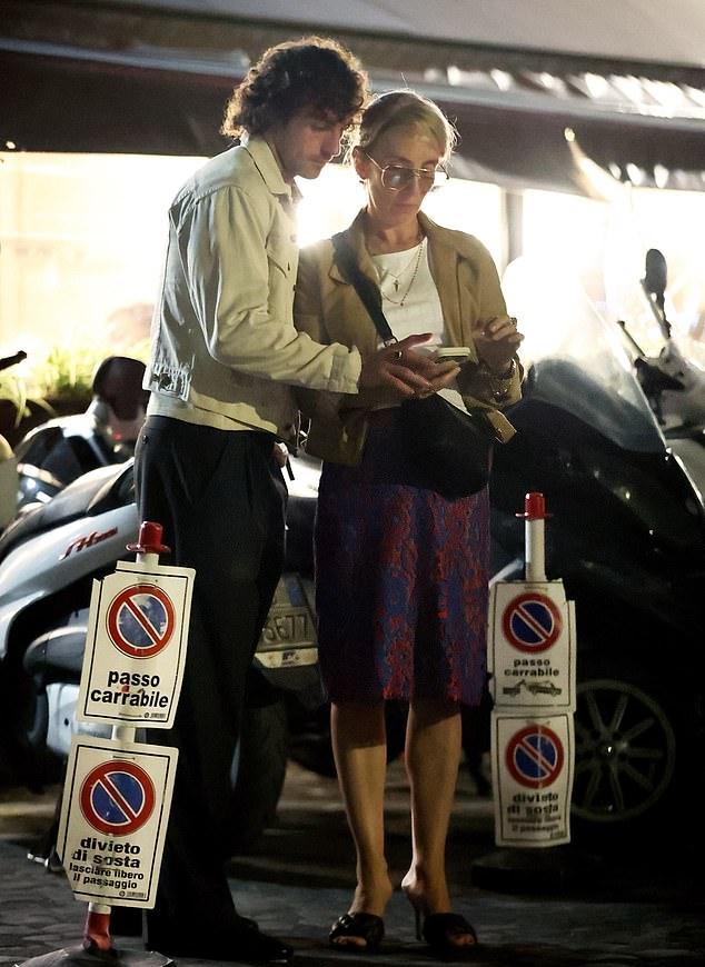 Пара насладилась ужином в ресторане Dal Toscano, а затем вышла ждать машину.