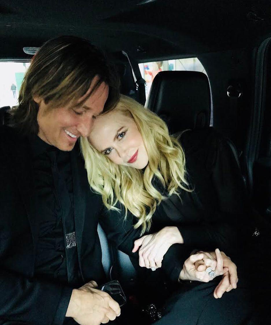 Николь Кидман, склонив голову, отдыхает на Ките Урбане.