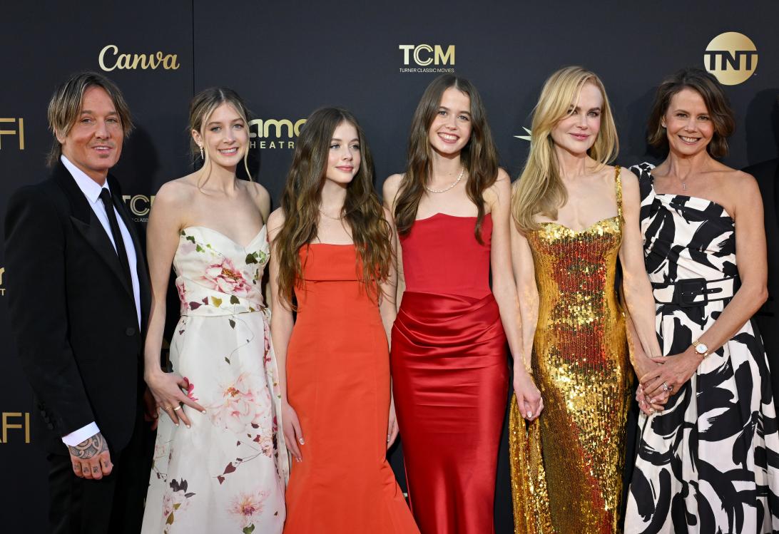 Николь Кидман, Кит Урбан и их семьи позируют на красной дорожке.