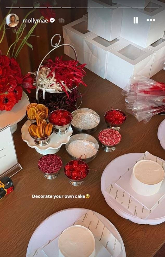 Франческа Бриттон, менеджер Молли, организовала праздник с созданием букетов, играми и украшением торта.