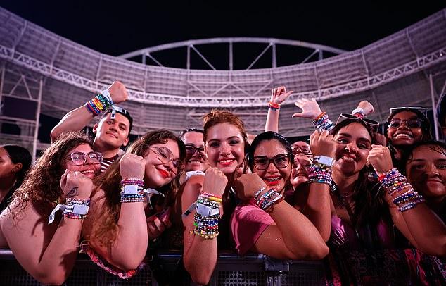 "Есть часть фанатов, готовых идти на крайности", — пояснила Тейлор Свифт.