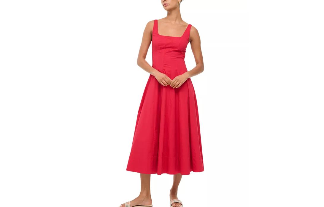 Модель в красном платье Staud Wells с квадратным вырезом и бежевых босоножках.