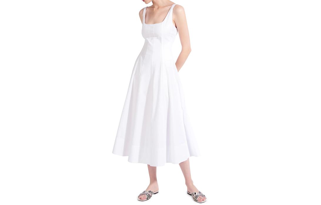 Модель в белоснежном миди-платье Staud Wells.