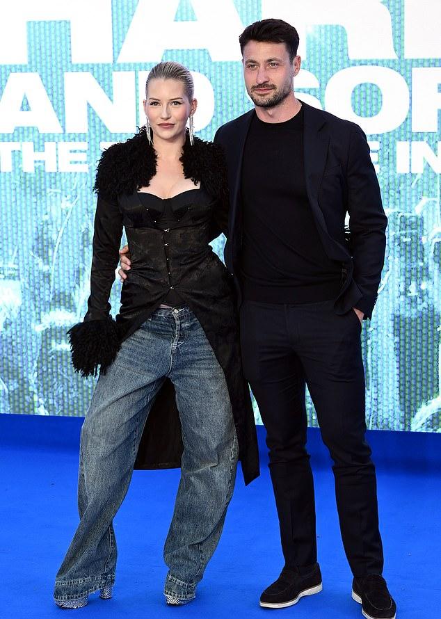 Билли Айлиш пребывала в приподнятом настроении на лондонской премьере своего фильма-концерта Hit Me Hard and Soft — The Tour Live in 3D, состоявшейся во вторник на Лестер-сквер