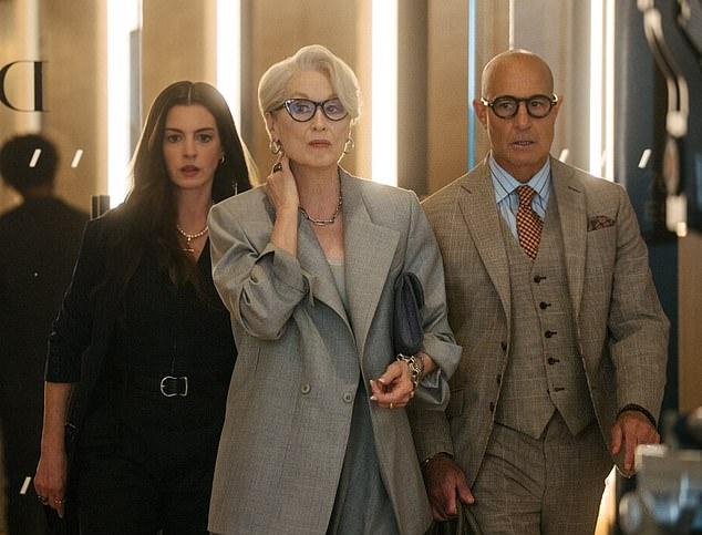 Энн Хэтэуэй преуменьшила недавние заявления о том, что она открыто усомнилась в использовании «пугающе худых» моделей на съемках своего нового фильма «Дьявол носит Prada 2»