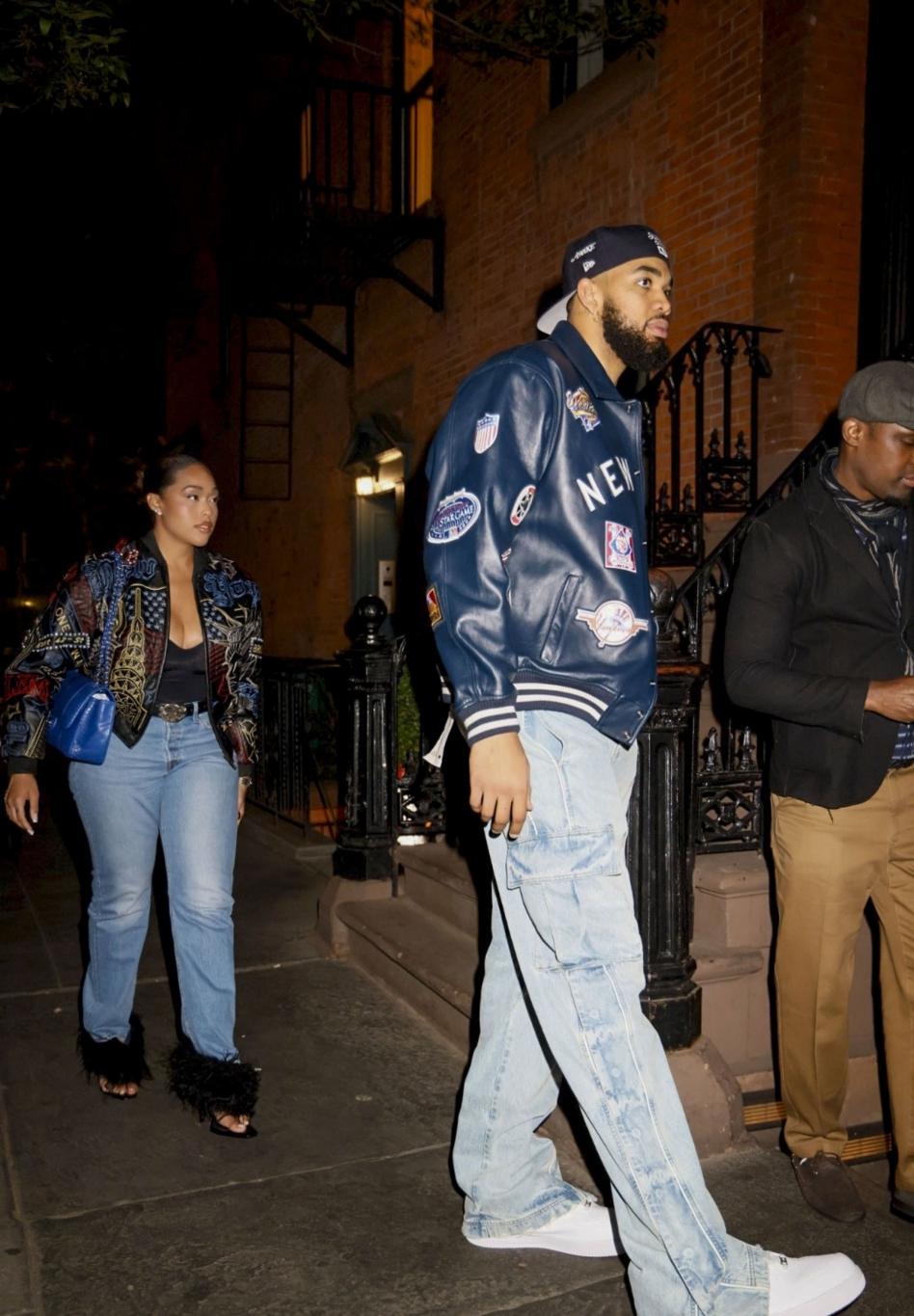 Джордин Вудс и Карл-Энтони Таунс уходят с ужина в Нью-Йорке.