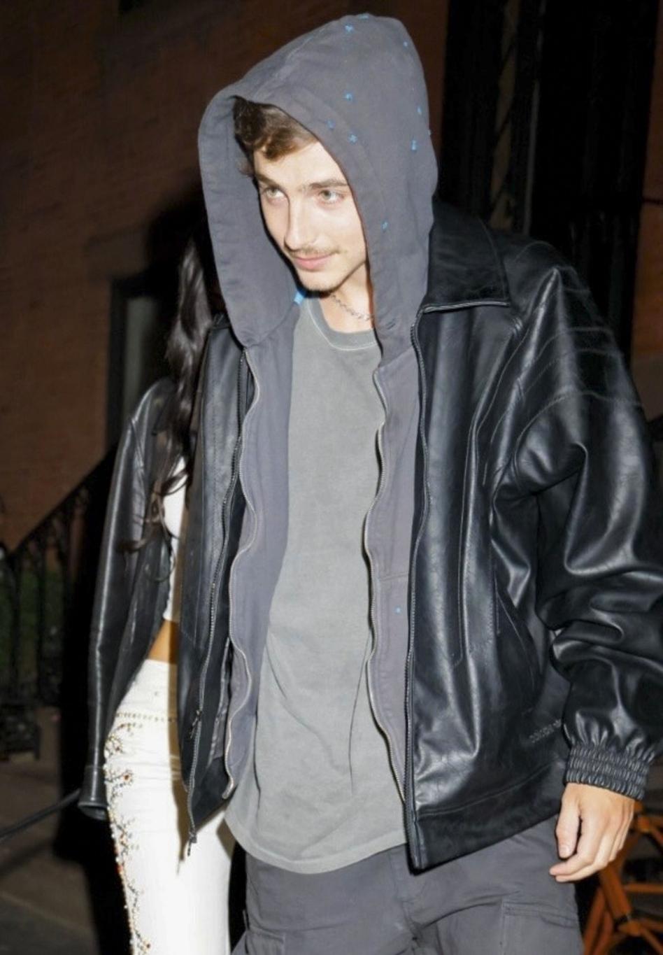 Тимоти Шаламе уходит из стейк-хауса с Кайли Дженнер, Джордин Вудс и Карлом-Энтони Таунсом.