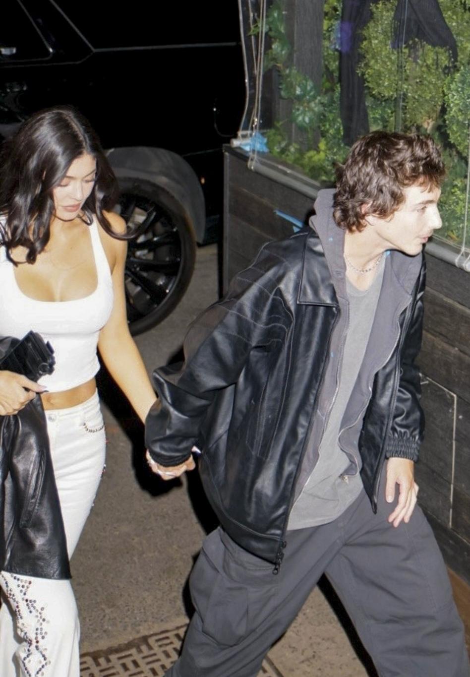 Кайли Дженнер и Тимоти Шаламе держатся за руки, уходя с ужина.