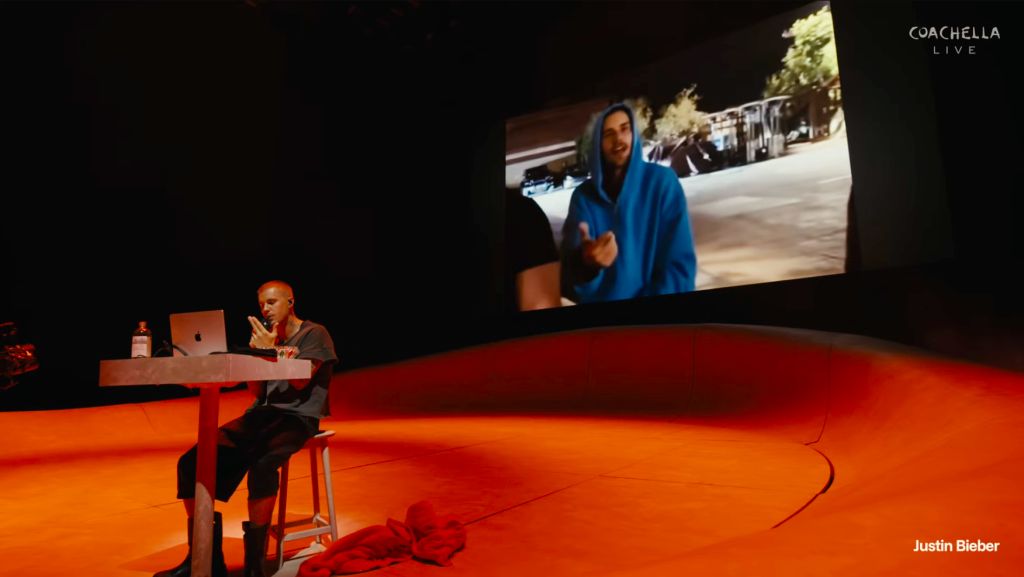 Джастин Бибер заработал 10 миллионов долларов, просто листая YouTube на сцене Coachella