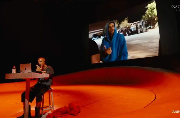 Джастин Бибер заработал 10 миллионов долларов, просто листая YouTube на сцене Coachella