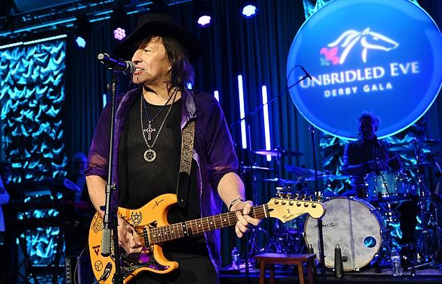 Прошлый год легендарный гитарист Bon Jovi Ричи Самбора провел как на молитвах, пережив травму, едва не стоившую ему карьеры, и тяжелую семейную утрату