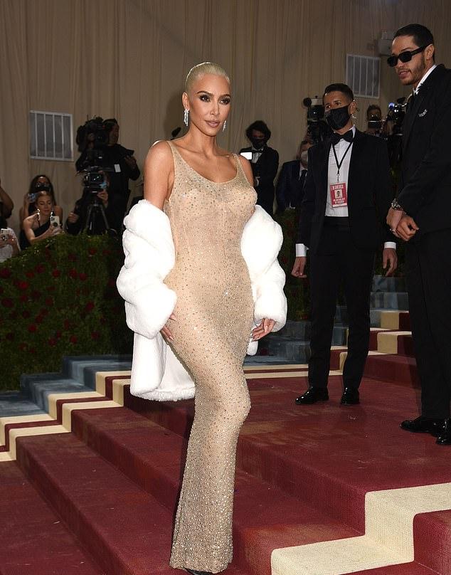 **Снова скандал: Ким обвинили в порче платья с Met Gala из-за видео и фото с разрывами.**