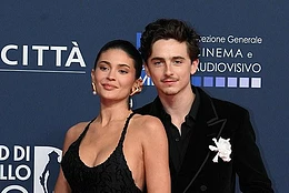 Кайли Дженнер посетила прошлогодний Бал Met Gala 2026 в одиночестве, что вызвало обвинения фанатов в адрес ее бойфренда Тимоти Шаламе, который, по их мнению, «бросил» ее в этот ответственный вечер
